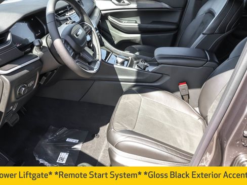 New 2025 Jeep Grand Cherokee Altitude image 5