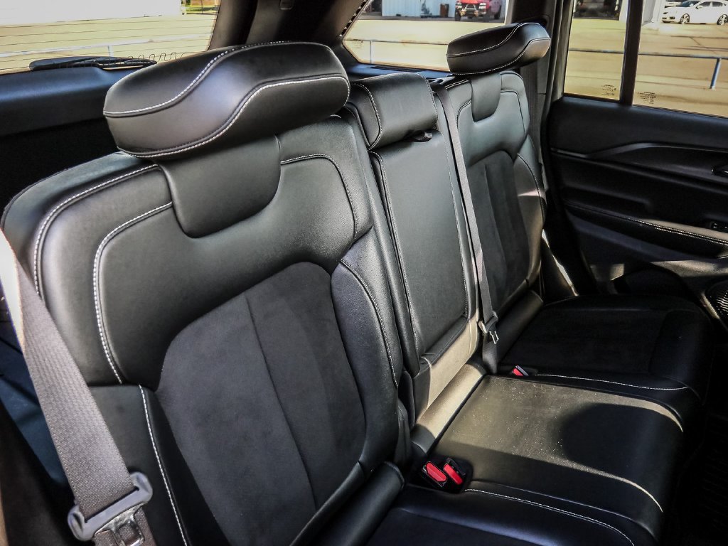 Used 2024 Jeep Grand Cherokee Altitude RWD image 23