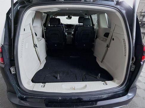Used 2021 Chrysler Pacifica Touring-L FWD image 24
