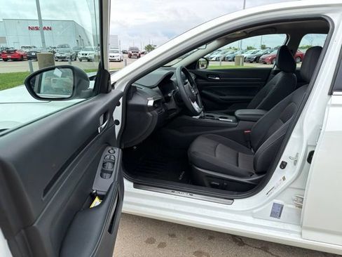 Used 2025 Nissan Altima 2.5 SV FWD image 15