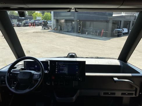 Used 2024 Chevrolet Brightdrop 600 w/ Commercial Equipment Package AWD/4WD image 11