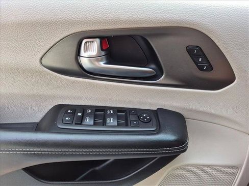 Used 2023 Chrysler Pacifica Touring-L FWD image 15