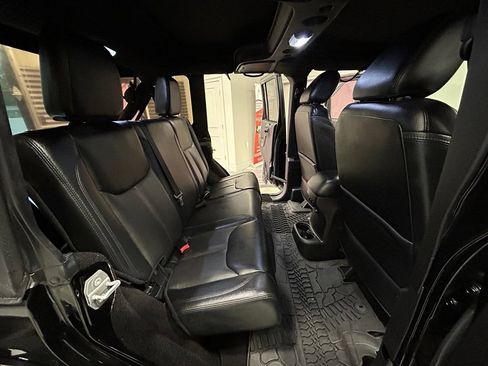 Used 2015 Jeep Wrangler Unlimited Sahara AWD/4WD image 43