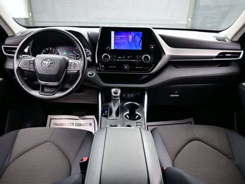 Used 2024 Toyota Highlander LE FWD image 18