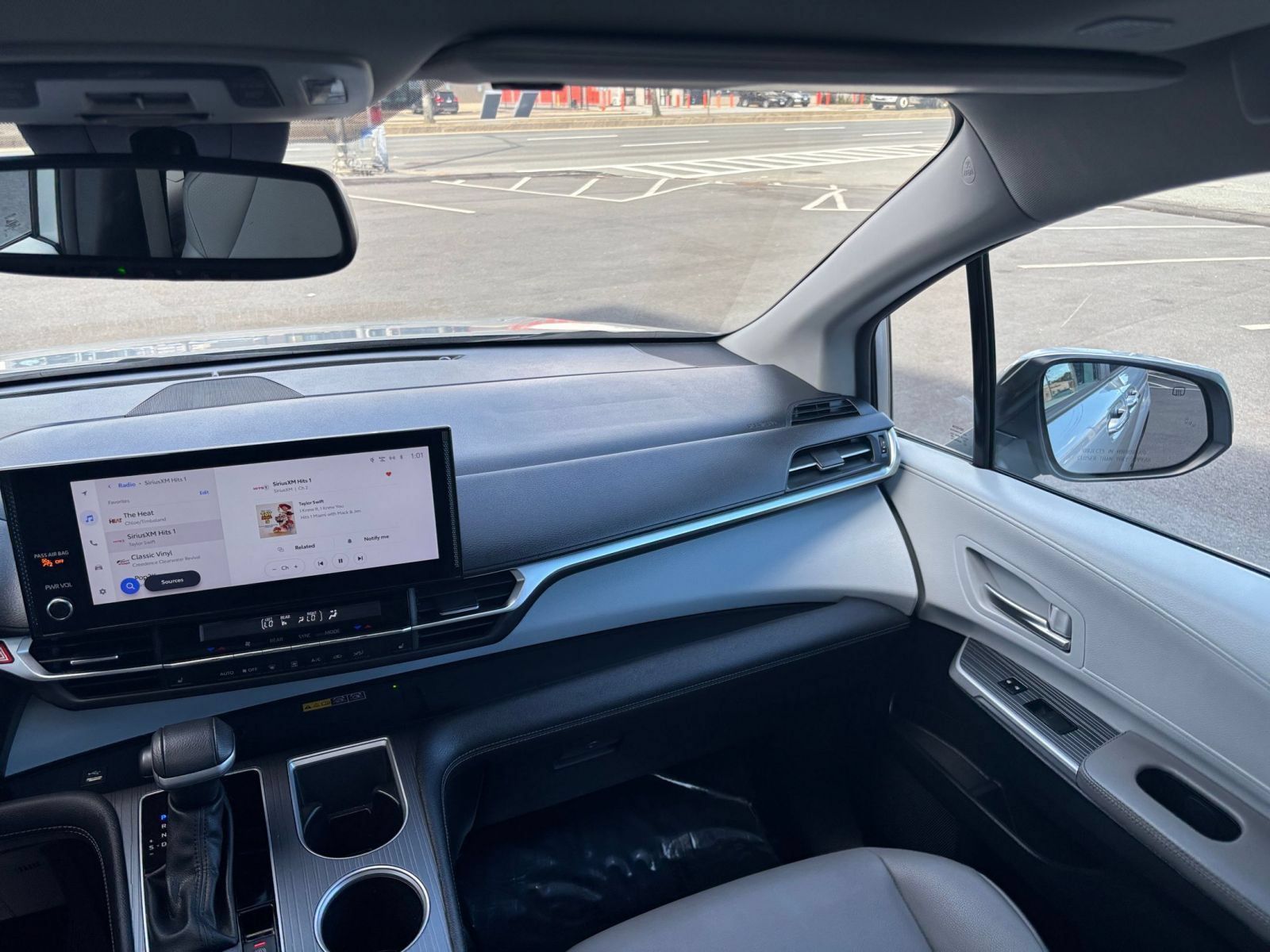 Used 2025 Toyota Sienna XLE FWD image 36