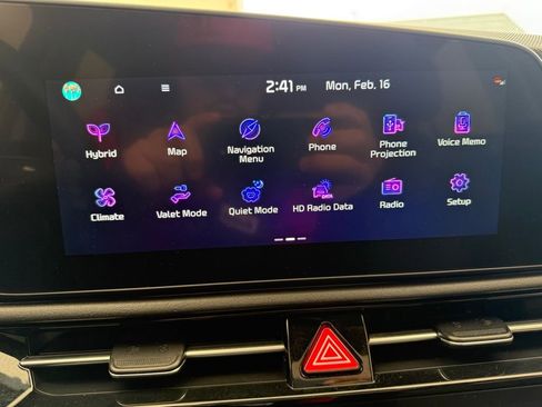 Used 2023 Kia Niro SX image 16