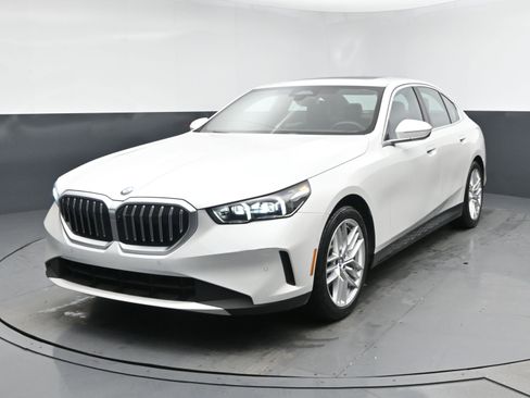 Used 2025 BMW 530i image 1
