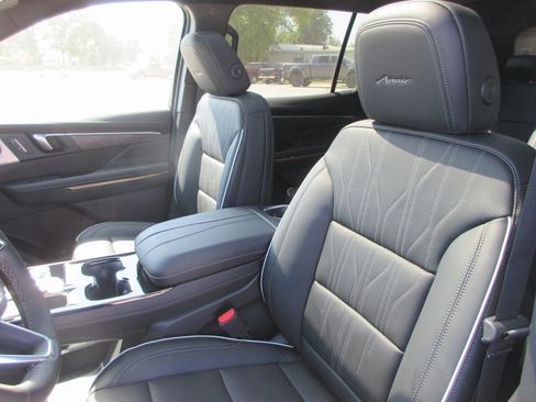 New 2026 Buick Enclave Avenir w/ Super Cruise Package FWD image 12