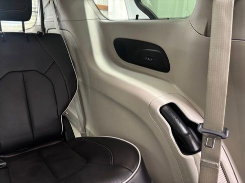 Used 2022 Chrysler Pacifica Limited image 24
