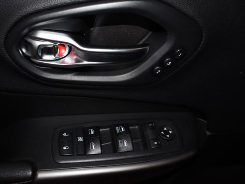 Used 2019 Jeep Cherokee Limited AWD/4WD image 10