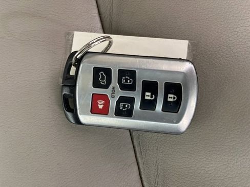 Used 2011 Toyota Sienna Limited image 19