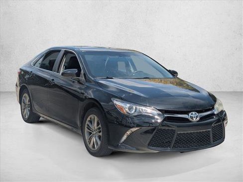 Used 2017 Toyota Camry SE w/ Moonroof Package image 3