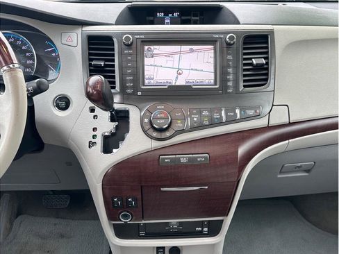 Used 2012 Toyota Sienna Limited image 17