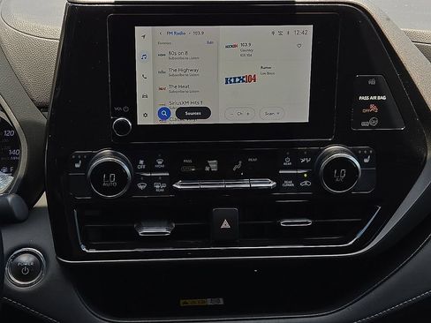 Used 2023 Toyota Highlander XLE FWD image 13