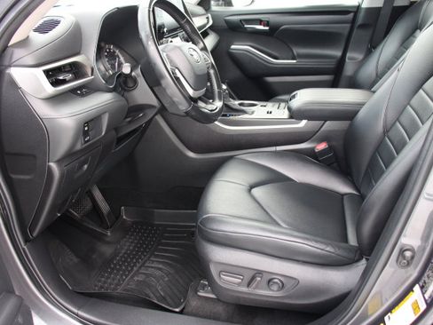 Used 2022 Toyota Highlander XLE image 11