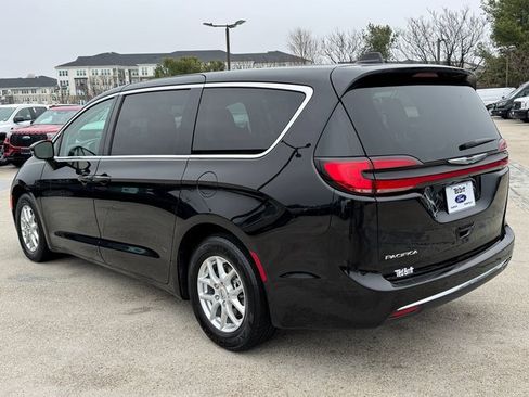 Used 2024 Chrysler Pacifica Touring-L image 10