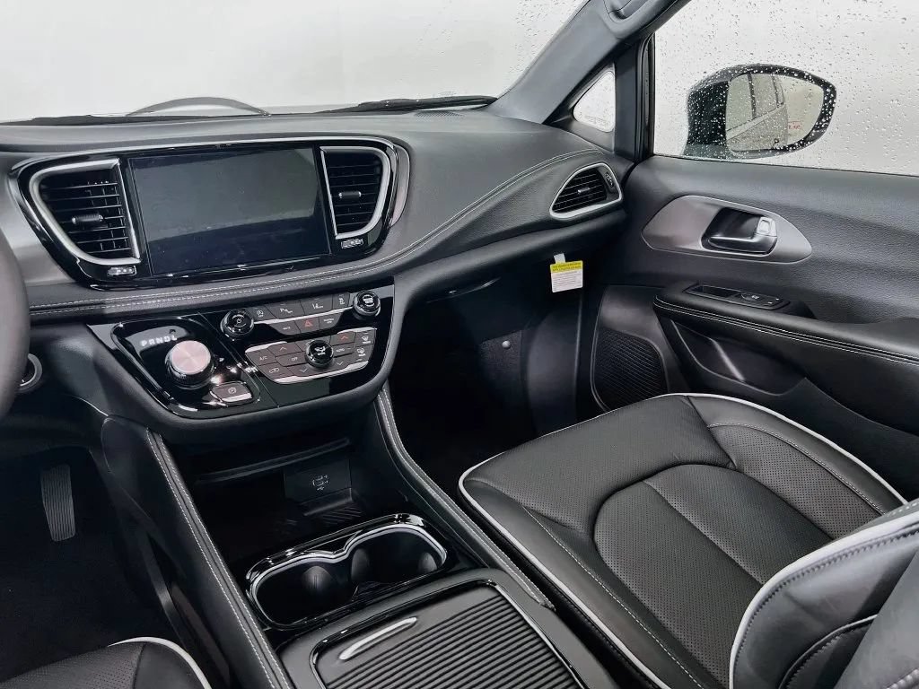 New 2027 Chrysler Pacifica Limited FWD image 25
