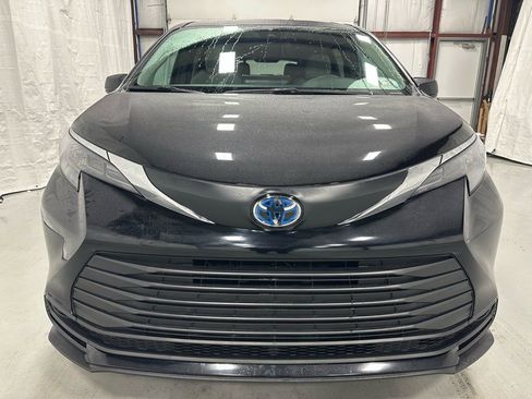 Used 2025 Toyota Sienna LE image 2