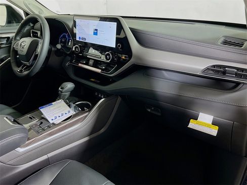 Used 2026 Toyota Highlander Platinum image 24