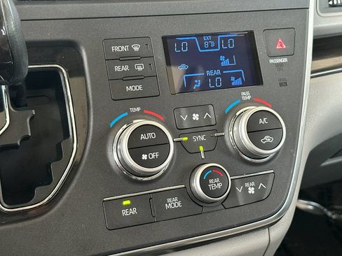 Used 2018 Toyota Sienna XLE w/ XLE Navigation Package FWD image 22
