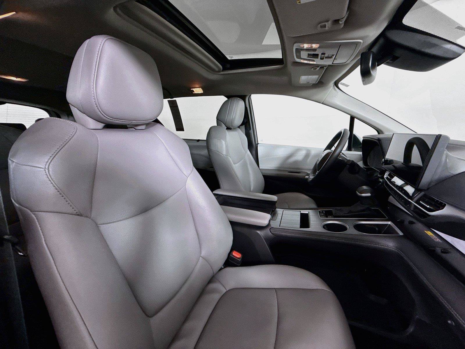 Certified 2025 Toyota Sienna XLE FWD image 41