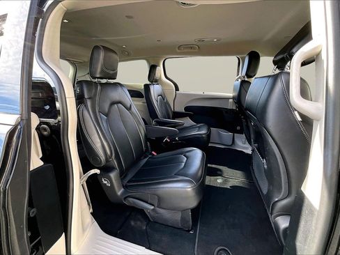 Certified 2024 Chrysler Pacifica Touring-L image 23