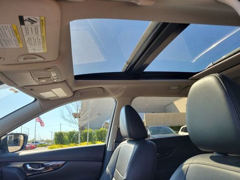 Used 2018 Nissan Rogue SL w/ Premium Package image 21