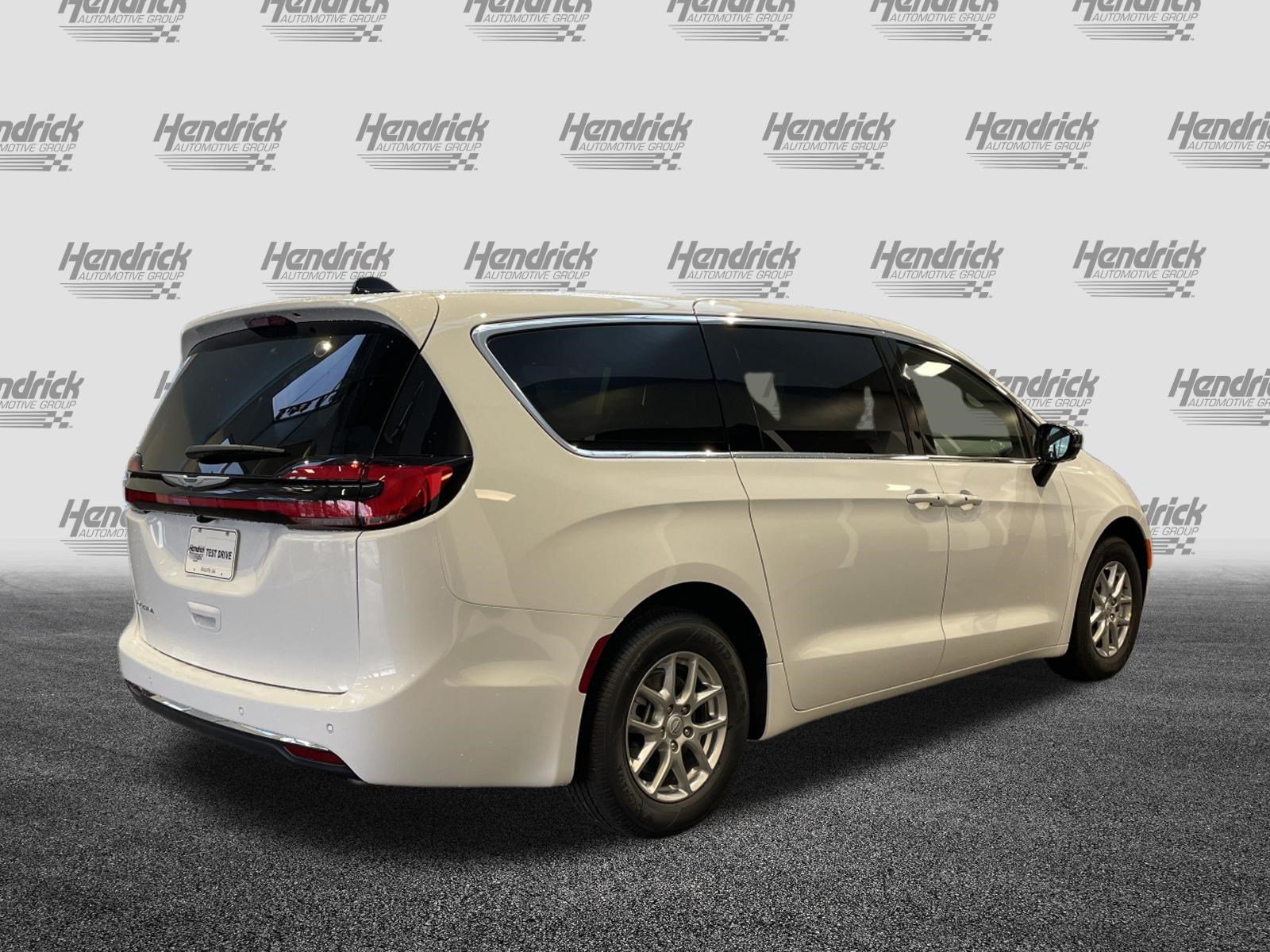 Used 2026 Chrysler Pacifica Select FWD image 10