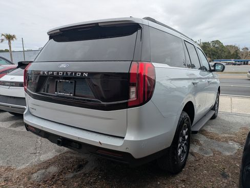 Certified 2025 Ford Expedition Active image 3