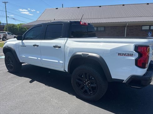 Used 2025 Chevrolet Colorado Trail Boss w/ Midnight Edition AWD/4WD image 4