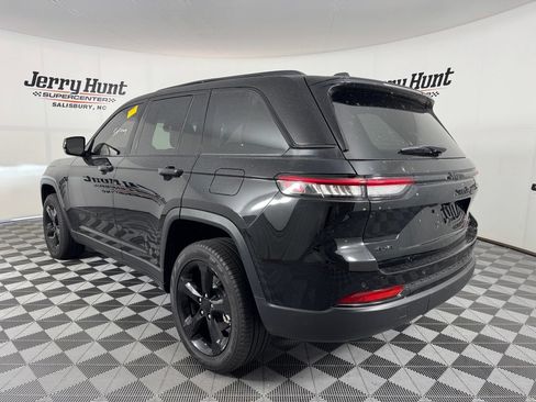 Used 2023 Jeep Grand Cherokee Limited w/ Black Appearance Package AWD/4WD image 9