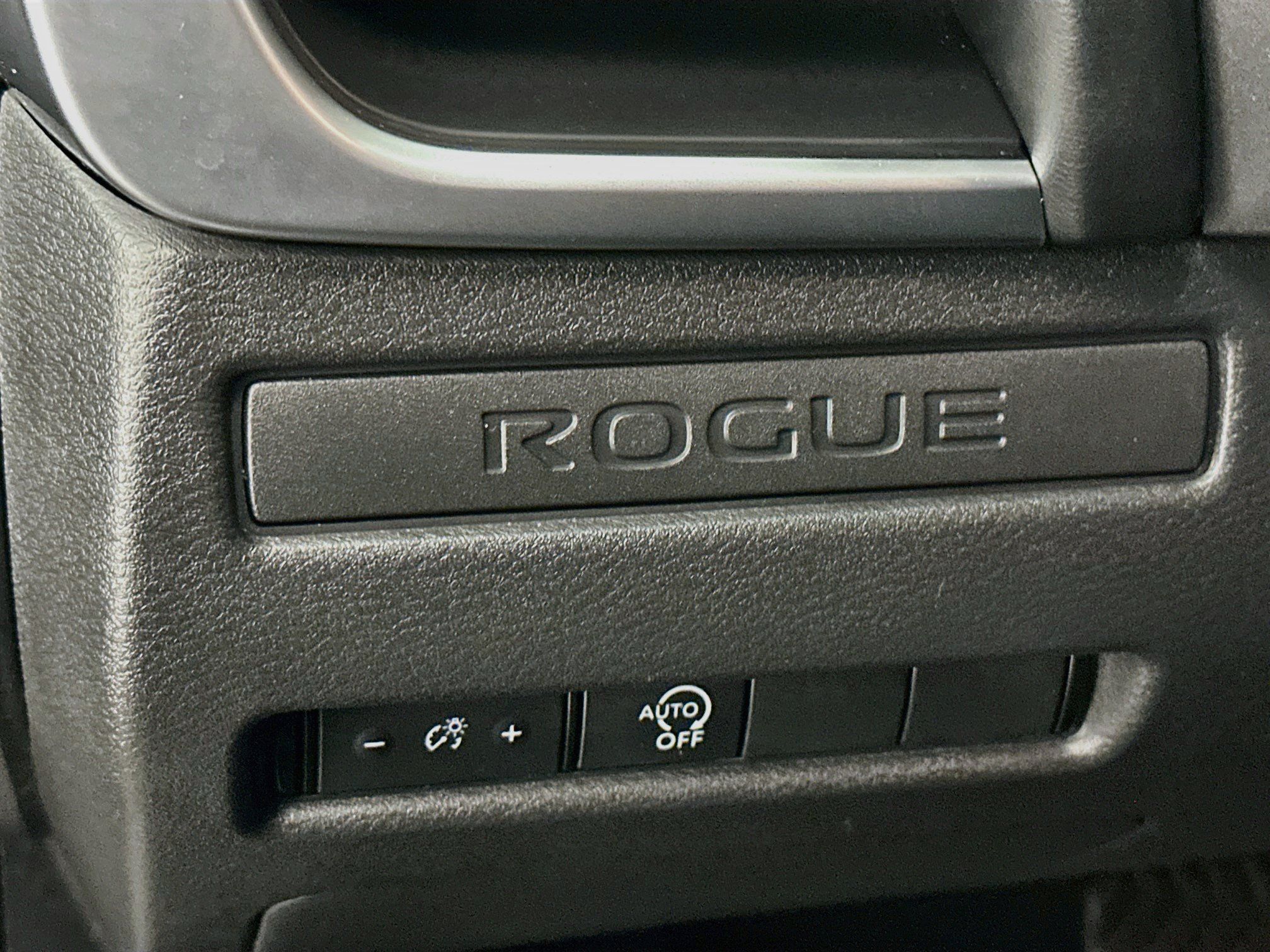 Used 2025 Nissan Rogue S AWD/4WD image 17
