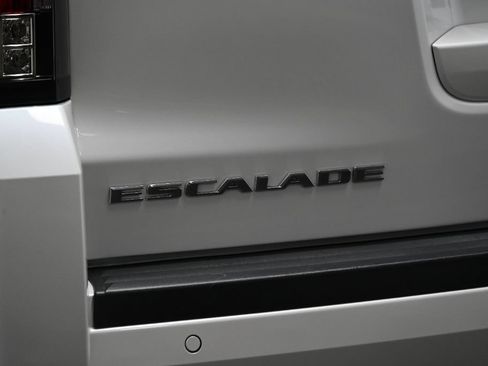 Used 2018 Cadillac Escalade Platinum AWD/4WD image 16