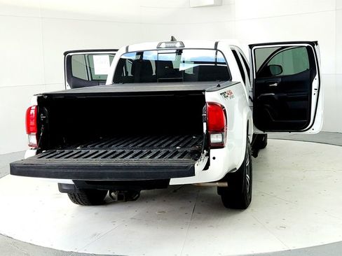 Used 2018 Toyota Tacoma TRD Sport w/ Technology Package AWD/4WD image 11