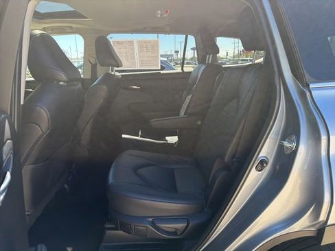 Used 2023 Toyota Highlander XLE FWD image 24
