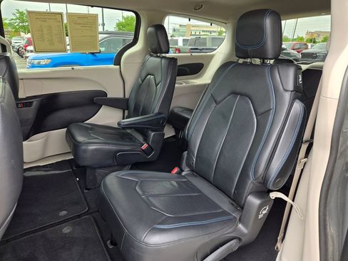 Used 2021 Chrysler Pacifica Touring-L FWD image 27
