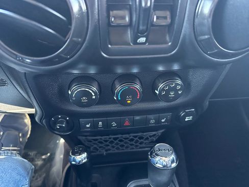Used 2017 Jeep Wrangler Unlimited Sahara AWD/4WD image 13