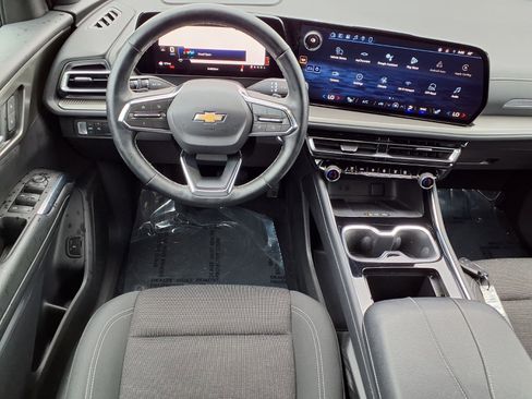 Used 2024 Chevrolet Traverse LT FWD image 2