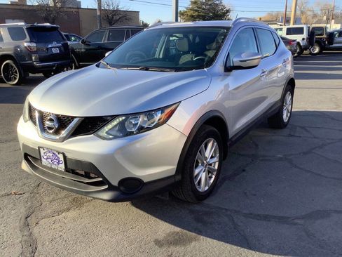 Used 2017 Nissan Rogue Sport SV image 2