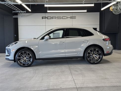 Used 2025 Porsche Macan image 2