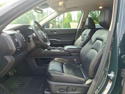 Used 2024 Nissan Pathfinder SL AWD/4WD image 13