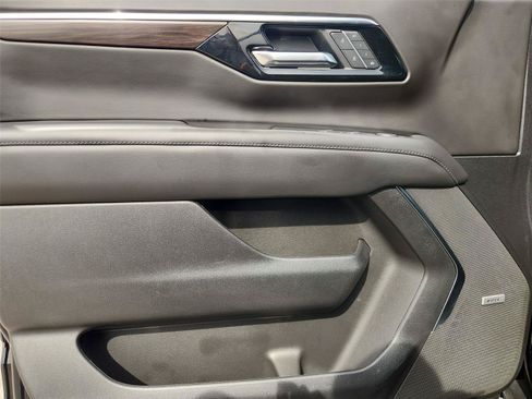Used 2025 Chevrolet Suburban LT w/ Comfort Package RWD image 22