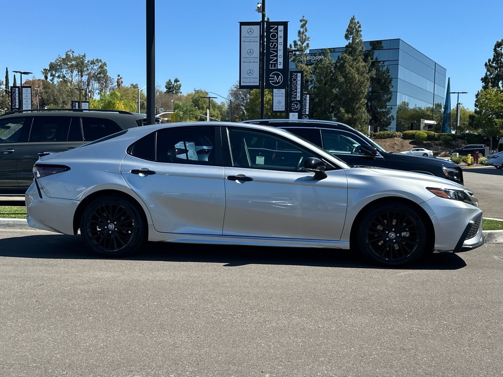 Used 2022 Toyota Camry SE w/ Convenience Package FWD image 2