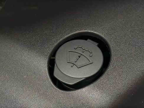 Used 2021 Tesla Model Y Long Range AWD/4WD image 34
