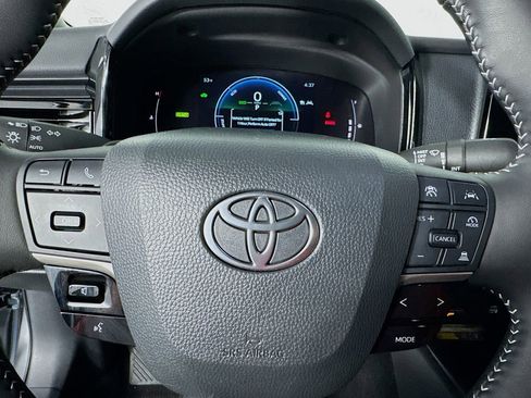 Used 2025 Toyota Camry SE w/ Convenience Package image 16