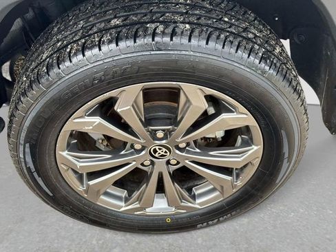 Used 2022 Toyota RAV4 XLE Premium AWD/4WD image 12