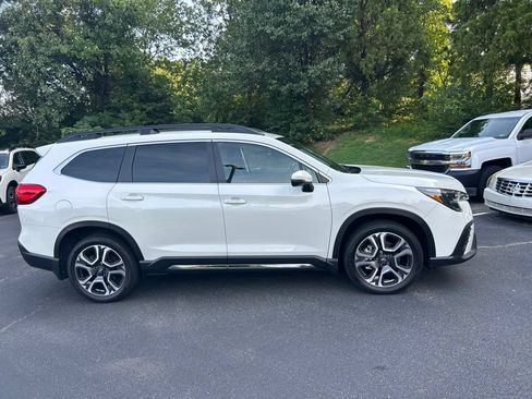 Used 2023 Subaru Ascent Limited AWD/4WD image 2