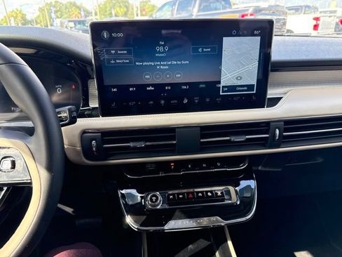 Used 2025 Lincoln Corsair FWD image 12