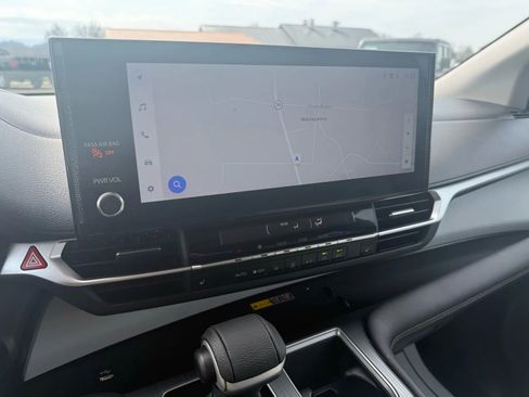 Used 2025 Toyota Sienna XLE AWD/4WD image 9