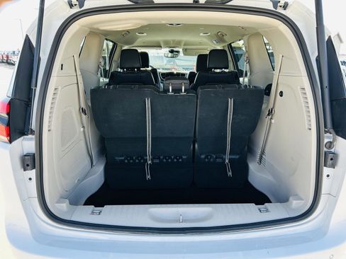 Used 2023 Chrysler Pacifica Touring-L w/ Uconnect Theater Family Group image 32